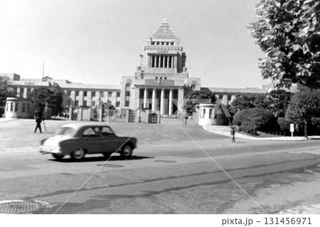 古写真　1956年　東京　国会議事堂前の風景 131456971
