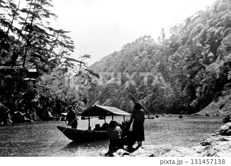 古写真　1958年　京都　嵐山の屋形船 131457138