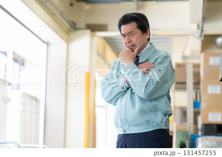 倉庫で働くシニアの男性作業員 倉庫で働くシニアの男性作業員 131457255