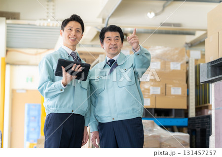 倉庫で働く男性作業員 倉庫で働く男性作業員 131457257
