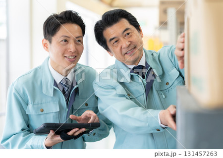倉庫で働く男性作業員 倉庫で働く男性作業員 131457263