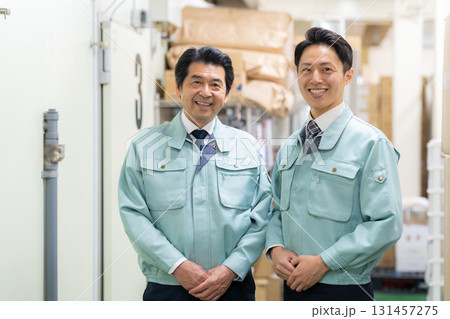 倉庫で働く男性作業員 131457275