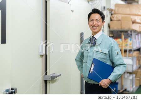 倉庫で働く男性作業員 倉庫で働く男性作業員 131457283