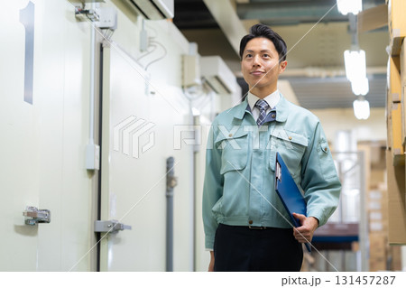 倉庫で働く男性作業員 131457287