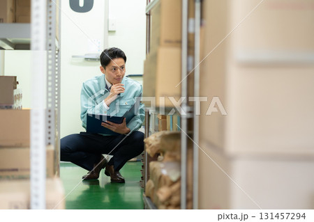 倉庫で働く男性作業員 131457294