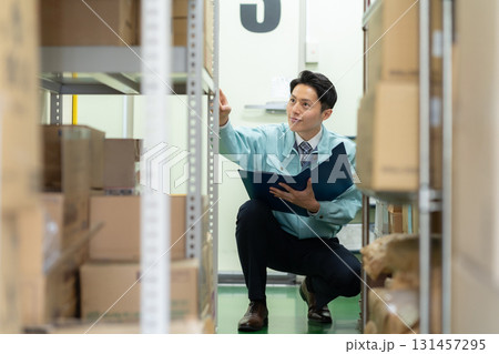 倉庫で働く男性作業員 131457295