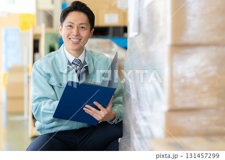 倉庫で働く男性作業員 131457299