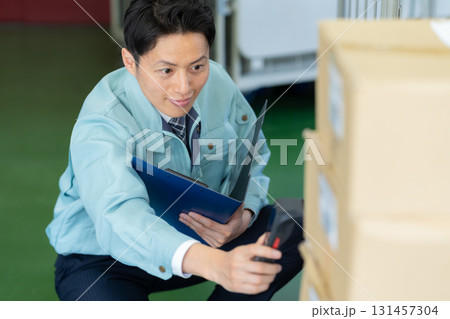 倉庫で働く男性作業員 倉庫で働く男性作業員 131457304