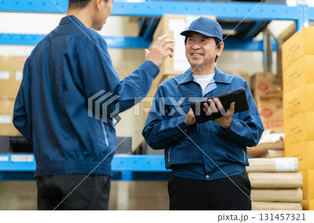倉庫で働く男性作業員 131457321