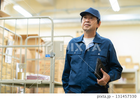 倉庫で働く男性作業員 131457330