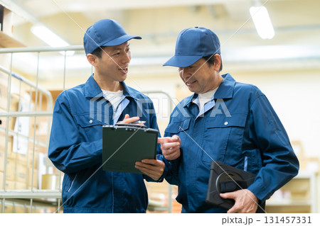 倉庫で働く男性作業員 131457331