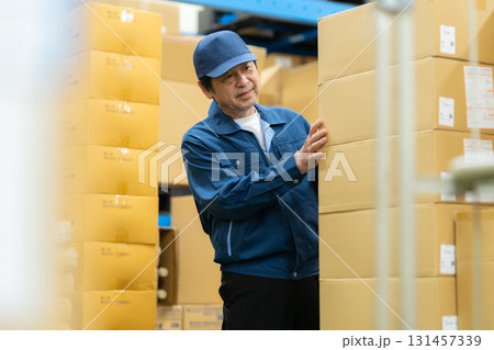 倉庫で働く男性作業員 131457339