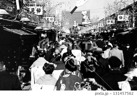 古写真　1956年　東京　浅草　仲見世商店街の正月の風景 131457562