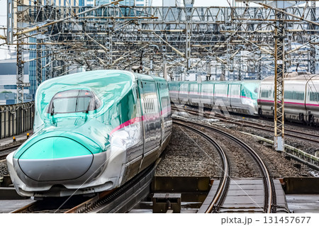 ホームを出発した東北青森新幹線E5系 131457677