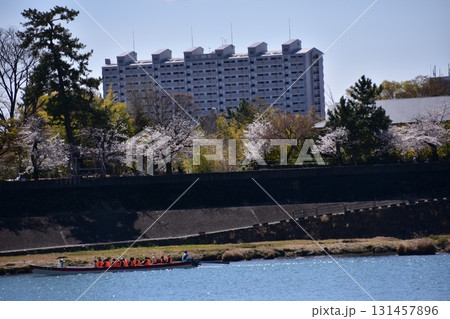愛知県の犬山市 春の犬山城と満開の桜 木曽川を進む遊覧船と美しい桜並木 周辺のマンションや宿泊施設 愛知県の犬山市 春の犬山城と満開の桜 木曽川を進む遊覧船と美しい桜並木 周辺のマンションや宿泊施設 131457896