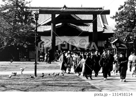 古写真 1956年 東京 靖国神社 中門鳥居と拝殿 古写真 1956年 東京 靖国神社 中門鳥居と拝殿 131458114