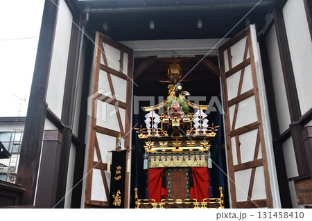 日本の岐阜県の高山市　春の高山祭期間中　屋台と呼ばれる豪華な山車　雨天で蔵に入ったままで鑑賞する様子 131458410