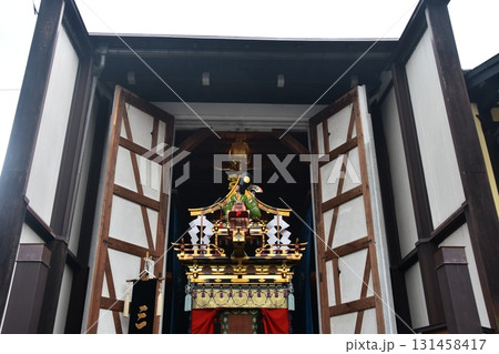 日本の岐阜県の高山市　春の高山祭期間中　屋台と呼ばれる豪華な山車　雨天で蔵に入ったままで鑑賞する様子 131458417