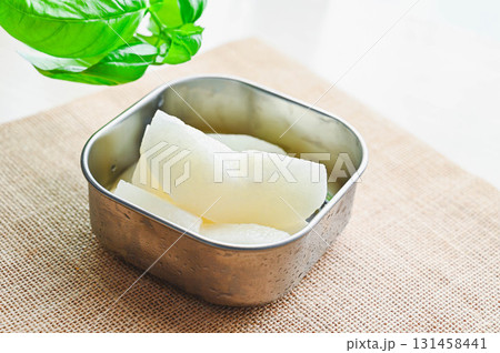 保存容器に入れた切った梨 131458441