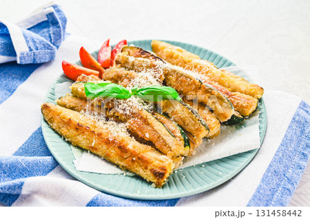 チーズをかけたズッキーニの唐揚げ チーズをかけたズッキーニの唐揚げ 131458442