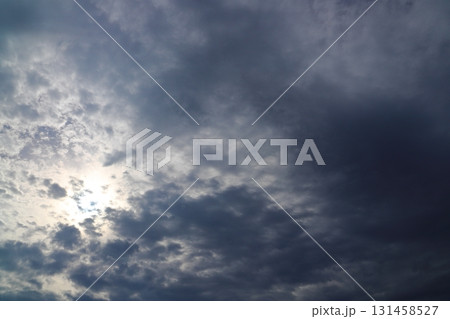 雲の多い空 太陽 空のみ 雲の多い空 太陽 空のみ 131458527