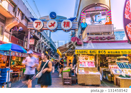 日本の東京都市景観インバウンド続く…外国人観光客らで賑わうアメ横などを望む 131458542