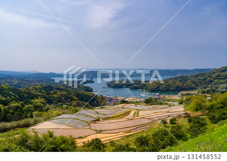 《佐賀県》大浦の棚田・伊万里湾をのぞむ田園風景 131458552