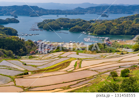 《佐賀県》大浦の棚田・伊万里湾をのぞむ田園風景 《佐賀県》大浦の棚田・伊万里湾をのぞむ田園風景 131458555
