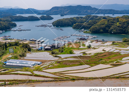《佐賀県》大浦の棚田・伊万里湾をのぞむ田園風景 《佐賀県》大浦の棚田・伊万里湾をのぞむ田園風景 131458573