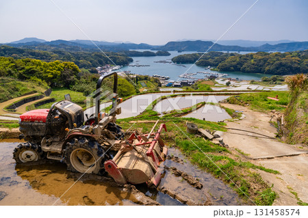《佐賀県》大浦の棚田・伊万里湾をのぞむ田園風景 《佐賀県》大浦の棚田・伊万里湾をのぞむ田園風景 131458574