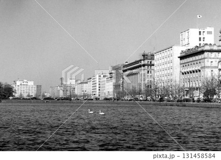 古写真　1962年　東京　日比谷の外濠と日比谷通り沿いの街並み 131458584