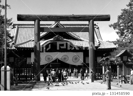 古写真　1962年　東京　靖国神社　中門鳥居と拝殿 131458590