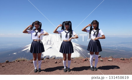 富士山を背景にセーラー服姿のアジア人女性3人がポーズを決めるシンクロ写真 131458619