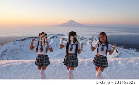 富士山を背景にセーラー服姿のアジア人女性3人がポーズを決めるシンクロ写真 131458628