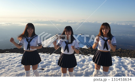 富士山を背景にセーラー服姿のアジア人女性3人がポーズを決めるシンクロ写真 富士山を背景にセーラー服姿のアジア人女性3人がポーズを決めるシンクロ写真 131458634