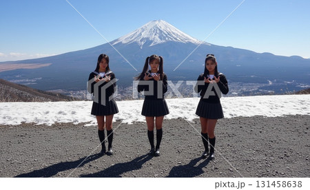 富士山を背景にセーラー服姿のアジア人女性3人がポーズを決めるシンクロ写真 131458638