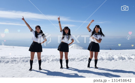 富士山を背景にセーラー服姿のアジア人女性3人がポーズを決めるシンクロ写真 131458642