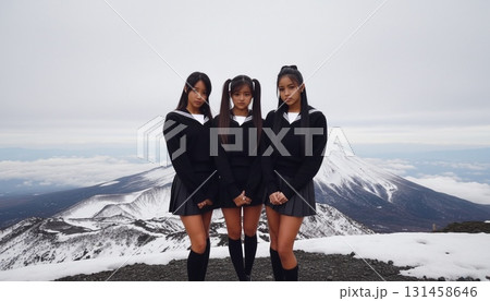 富士山を背景にセーラー服姿のアジア人女性3人がポーズを決めるシンクロ写真 富士山を背景にセーラー服姿のアジア人女性3人がポーズを決めるシンクロ写真 131458646