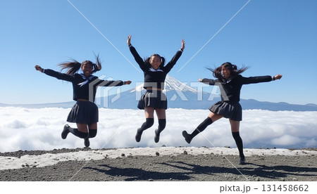 富士山を背景にセーラー服姿のアジア人女性3人がポーズを決めるシンクロ写真 131458662