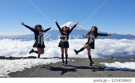 富士山を背景にセーラー服姿のアジア人女性3人がポーズを決めるシンクロ写真 131458663