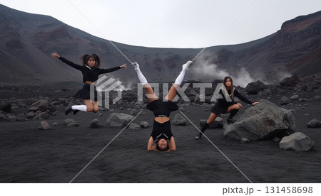 富士山を背景にセーラー服姿のアジア人女性3人がポーズを決めるシンクロ写真 131458698
