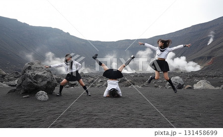 富士山を背景にセーラー服姿のアジア人女性3人がポーズを決めるシンクロ写真 131458699