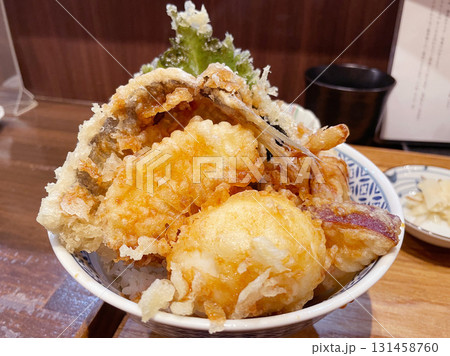 穴子と海老と野菜の天丼 揚げたての天ぷらのせご飯 穴子と海老と野菜の天丼 揚げたての天ぷらのせご飯 131458760
