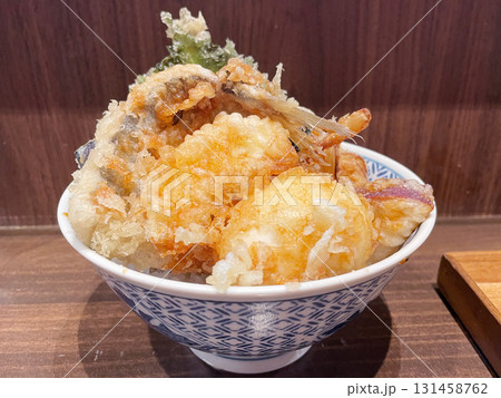 穴子と海老と野菜の天丼 揚げたての天ぷらのせご飯 穴子と海老と野菜の天丼 揚げたての天ぷらのせご飯 131458762