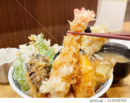 穴子と海老と野菜の天丼 揚げたての天ぷらのせご飯 穴子と海老と野菜の天丼 揚げたての天ぷらのせご飯 131458763