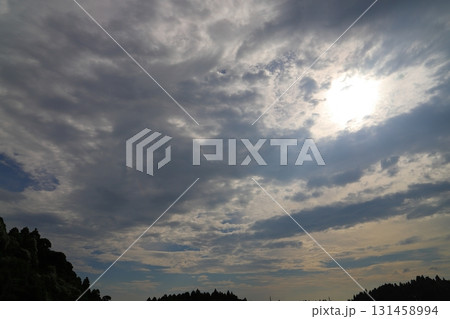 雲の多い空　太陽 131458994