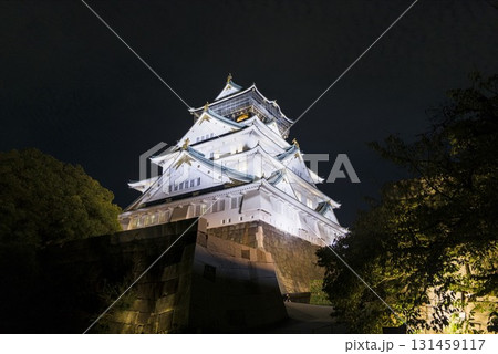 大阪シンボル夜の大阪城天守閣と石垣 131459117