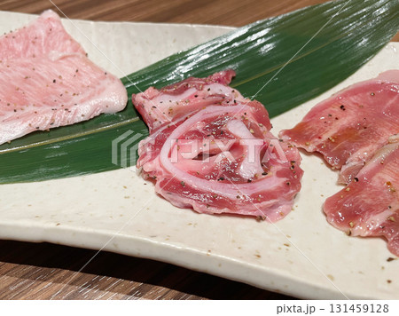 無煙ロースターで焼く豚トロとのど軟骨と豚タン 無煙ロースターで焼く豚トロとのど軟骨と豚タン 131459128