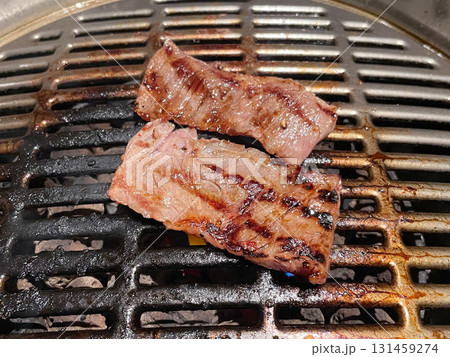 無煙ロースターで焼くハラミ 牛肉の希少部位 131459274
