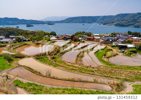 《佐賀県》瓜ケ坂の棚田・伊万里湾をのぞむ田園風景 131459312